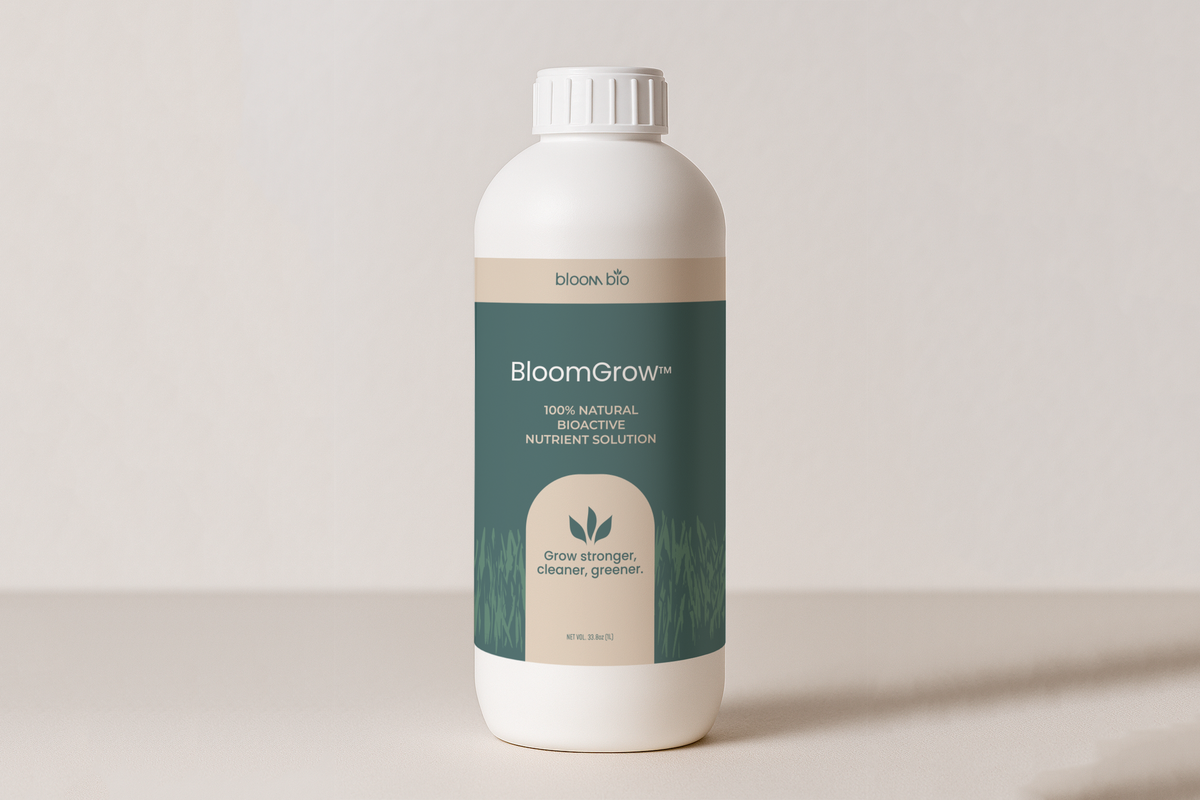 Botella de BloomGrow sobre un fondo de estudio liso